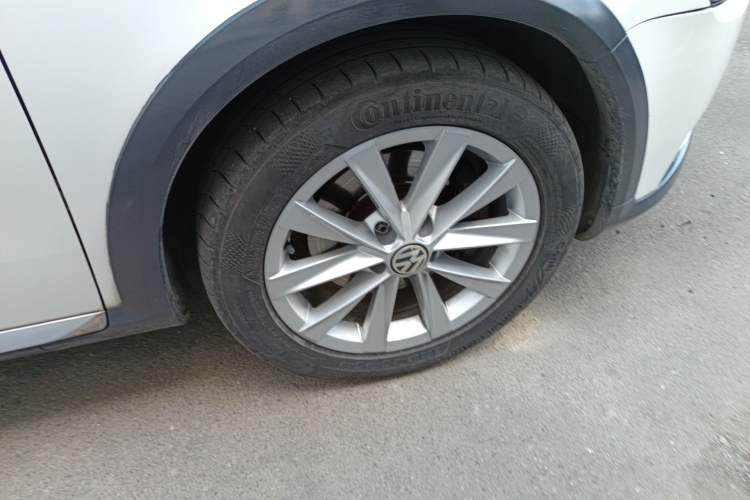 Used Volkswagen Magotan 2012 Travel Edition 2.0 TSI 4x4 Comfort Version Right Front Wheel Hub
