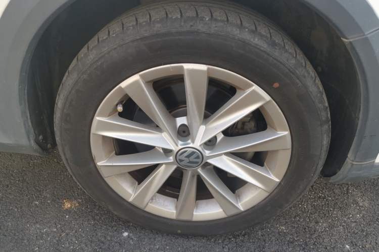 Used Volkswagen Magotan 2012 Travel Edition 2.0 TSI 4x4 Comfort Version Right Front Wheel Hub