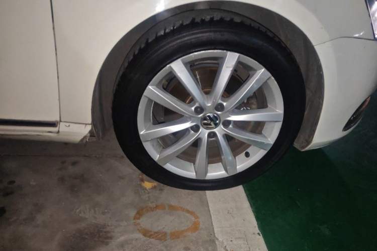 Used Volkswagen Magotan 2012 Revised Version 2.0 TSI Supreme Edition Right Front Wheel Hub