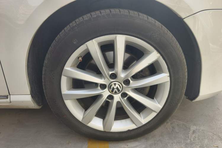 Used Volkswagen Magotan 2012 Facelift 1.8TSI Prestige Model Right Front Wheel Hub