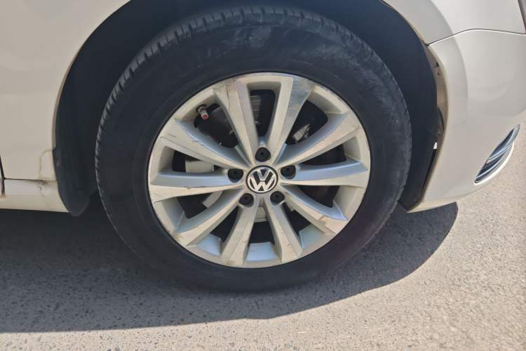 Used Volkswagen Magotan 2012 Revised Version 1.8TSI Leading Edition Right Front Wheel Hub