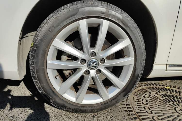 Used Volkswagen Magotan 2012 Travel Edition 2.0 TSI Comfort Version Right Front Wheel Hub