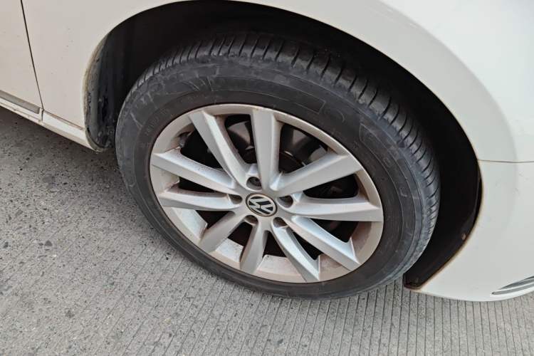 Used Volkswagen Magotan 2012 Travel Edition 2.0 TSI Comfort Version Right Front Wheel Hub