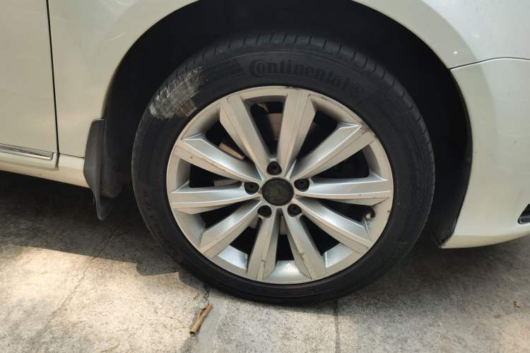 Used Volkswagen Magotan 2012 Travel Edition 2.0 TSI Luxury Version Right Front Wheel Hub