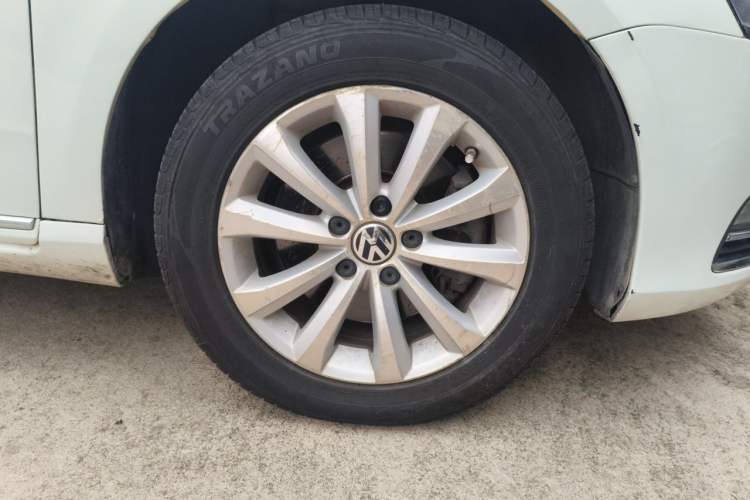 Used Volkswagen Magotan 2012 Revised Version 1.8TSI Leading Edition Right Front Wheel Hub