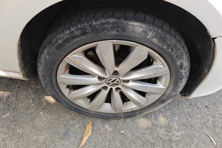 Used Volkswagen Magotan 2012 Travel Edition 2.0 TSI Luxury Version Right Front Wheel Hub