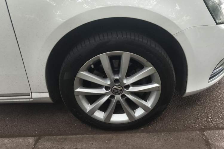 Used Volkswagen Magotan 2012 Travel Edition 2.0 TSI Comfort Version Right Front Wheel Hub