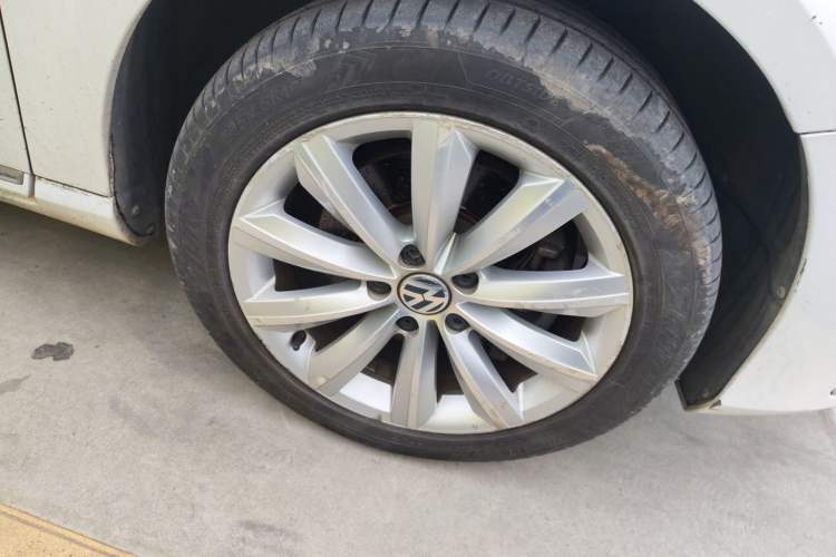 Used Volkswagen Magotan 2012 Travel Edition 2.0 TSI Luxury Version Right Front Wheel Hub