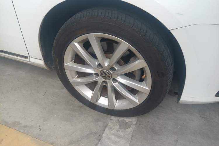 Used Volkswagen Magotan 2012 Travel Edition 2.0 TSI Comfort Version Right Front Wheel Hub