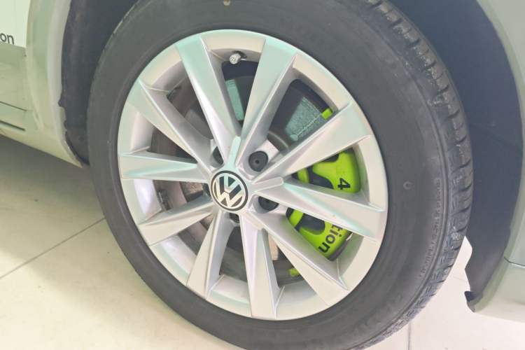 Used Volkswagen Magotan 2012 Travel Edition 2.0 TSI 4x4 Comfort Version Right Front Wheel Hub