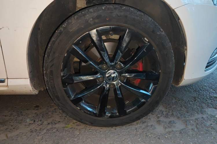 Used Volkswagen Magotan 2012 Travel Edition 2.0 TSI Comfort Version Right Front Wheel Hub