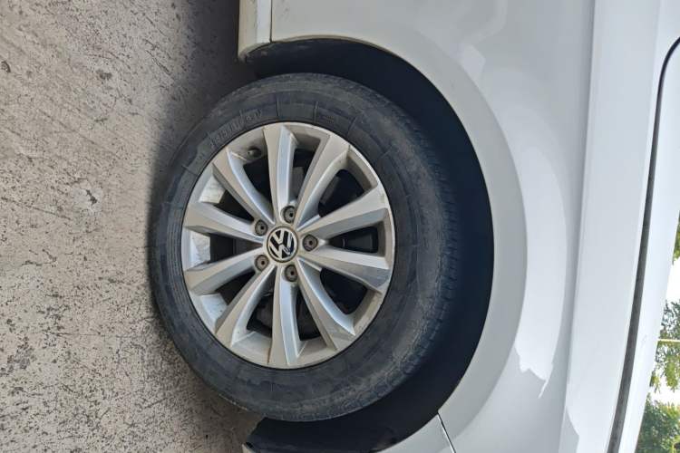 Used Volkswagen Magotan 2012 Revised 1.8TSI Comfort Version Right Front Wheel Hub