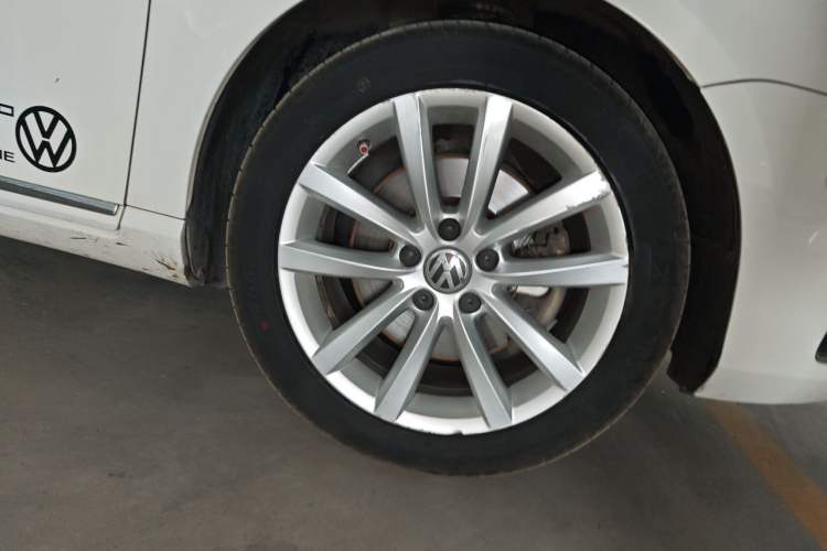 Used Volkswagen Magotan 2012 Facelift 1.8TSI Prestige Model Right Front Wheel Hub