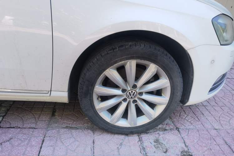Used Volkswagen Magotan 2012 Travel Edition 2.0 TSI Luxury Version Right Front Wheel Hub