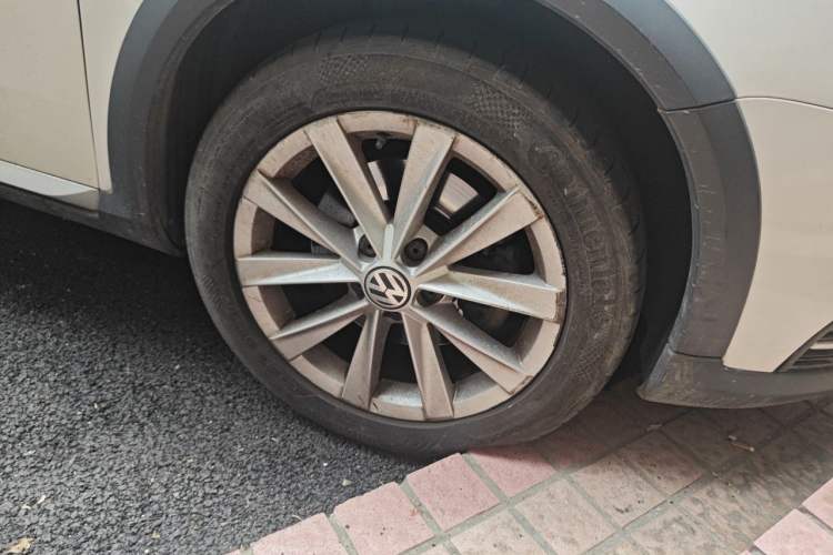Used Volkswagen Magotan 2012 Travel Edition 2.0 TSI 4x4 Comfort Version Right Front Wheel Hub