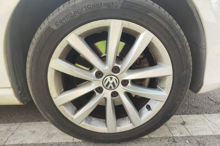 Used Volkswagen Magotan 2012 Travel Edition 2.0 TSI Comfort Version Right Front Wheel Hub