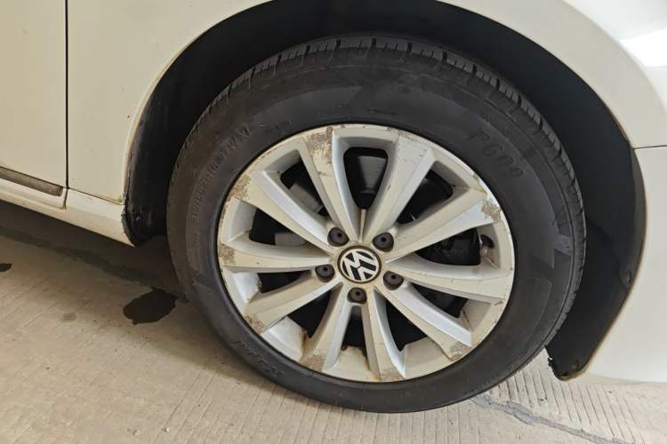 Used Volkswagen Magotan 2012 Revised Version 1.8TSI Leading Edition Right Front Wheel Hub