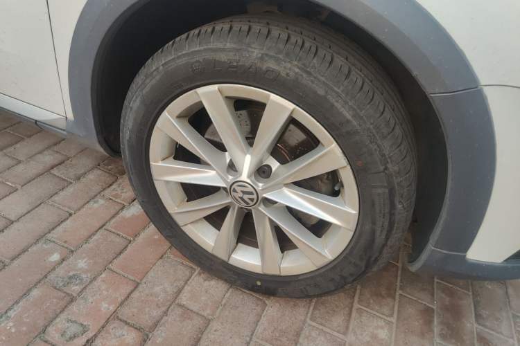 Used Volkswagen Magotan 2012 Travel Edition 2.0 TSI 4x4 Comfort Version Right Front Wheel Hub