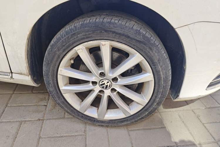 Used Volkswagen Magotan 2012 Travel Edition 2.0 TSI Comfort Version Right Front Wheel Hub