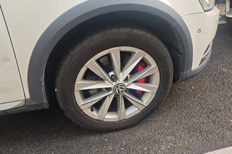 Used Volkswagen Magotan 2012 Travel Edition 2.0 TSI Four-Wheel Drive Luxury Version Right Front Wheel Hub
