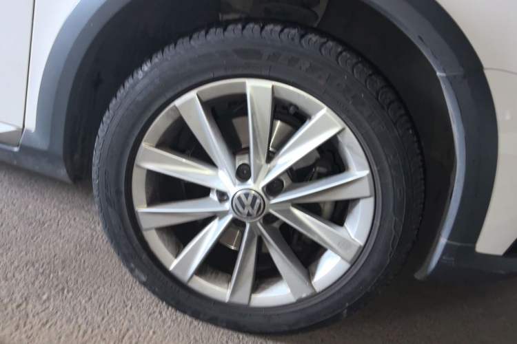 Used Volkswagen Magotan 2012 Travel Edition 2.0 TSI 4x4 Comfort Version Right Front Wheel Hub