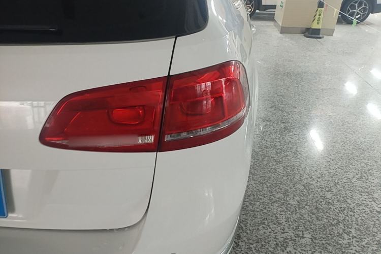 Used Volkswagen Magotan 2012 Travel Edition 2.0 TSI Comfort Version Right Rear Taillight