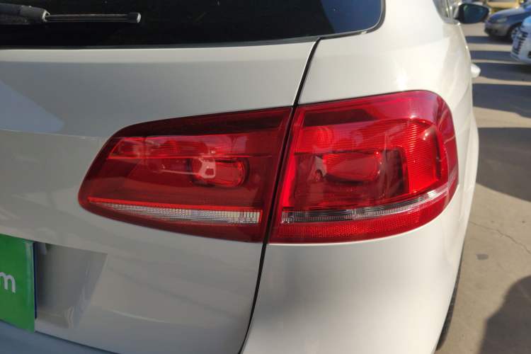 Used Volkswagen Magotan 2012 Travel Edition 2.0 TSI Comfort Version Right Rear Taillight