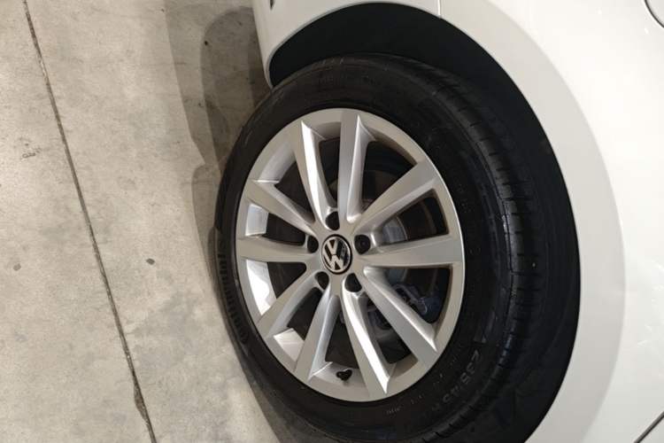Used Volkswagen Magotan 2012 Travel Edition 2.0 TSI Comfort Version Right Rear Wheel Hub