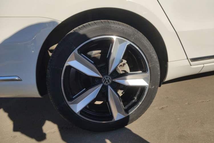 Used Volkswagen Magotan 2012 Travel Edition 2.0 TSI Comfort Version Right Rear Wheel Hub