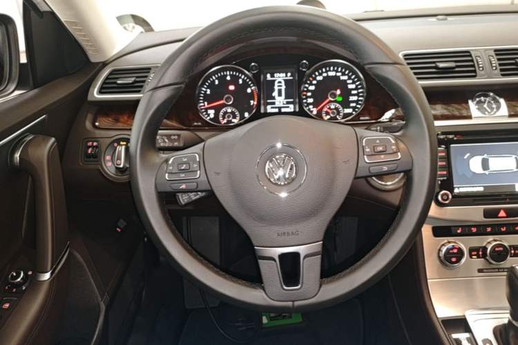 Used Volkswagen Magotan 2012 Travel Edition 2.0 TSI Comfort Version Steering Wheel
