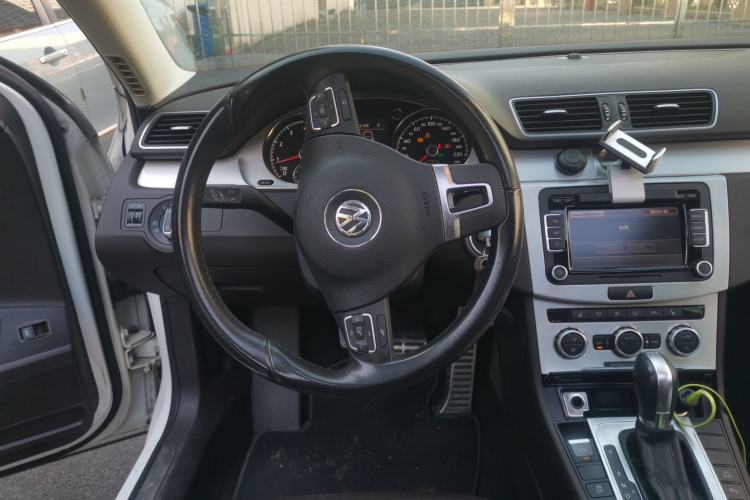 Used Volkswagen Magotan 2012 Travel Edition 2.0 TSI 4x4 Comfort Version Steering Wheel