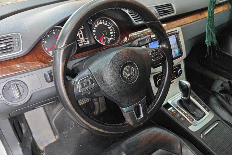 Used Volkswagen Magotan 2012 Travel Edition 2.0 TSI Luxury Version Steering Wheel