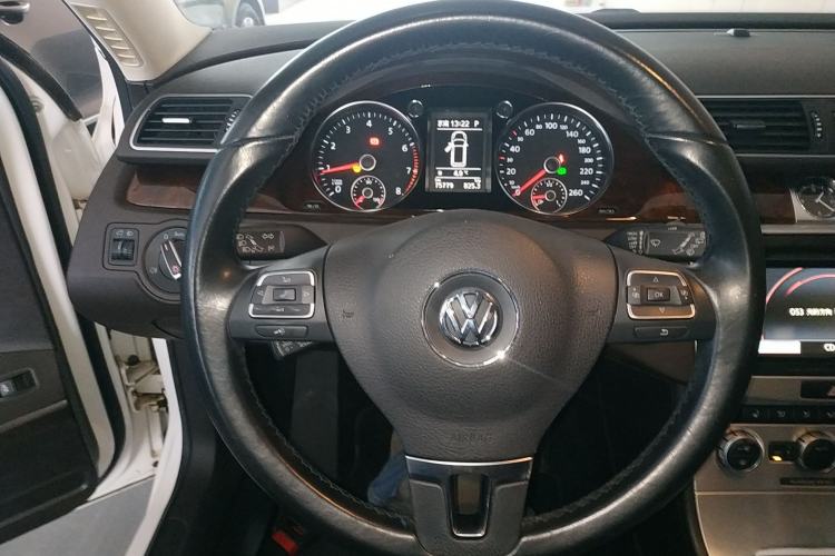 Used Volkswagen Magotan 2012 Travel Edition 2.0 TSI Comfort Version Steering Wheel