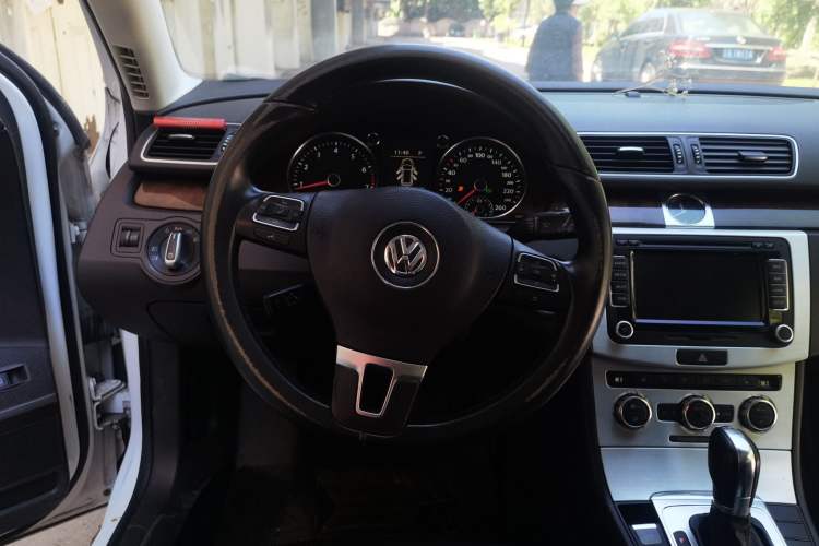 Used Volkswagen Magotan 2012 Travel Edition 2.0 TSI Luxury Version Steering Wheel