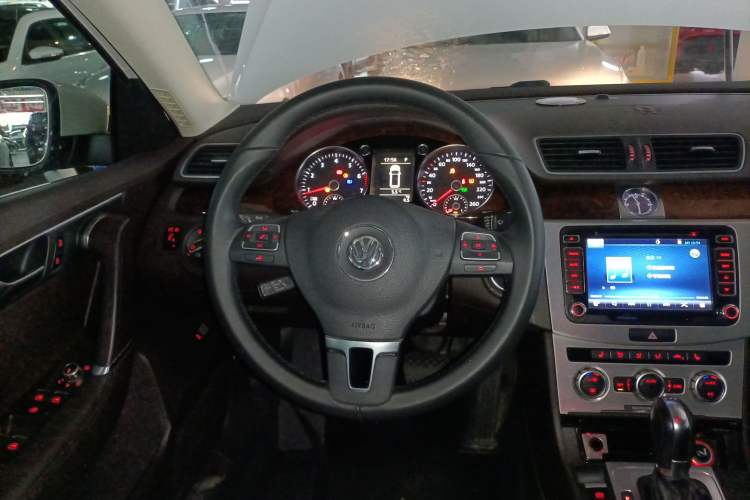 Used Volkswagen Magotan 2012 Travel Edition 2.0 TSI Comfort Version Steering Wheel