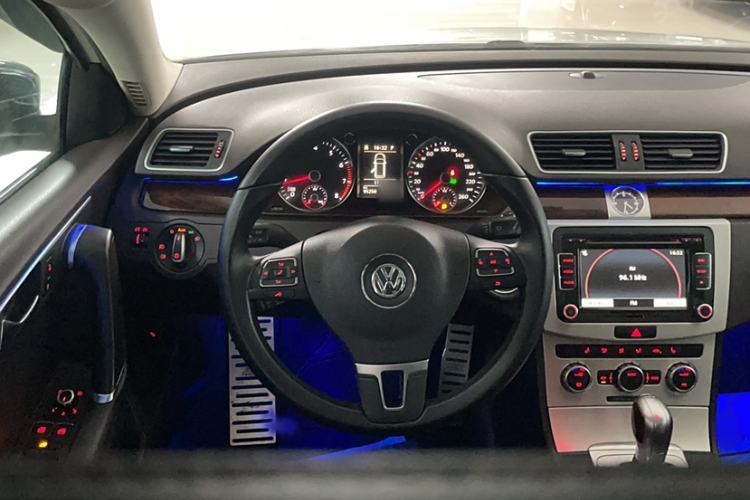 Used Volkswagen Magotan 2012 Travel Edition 2.0 TSI Comfort Version Steering Wheel