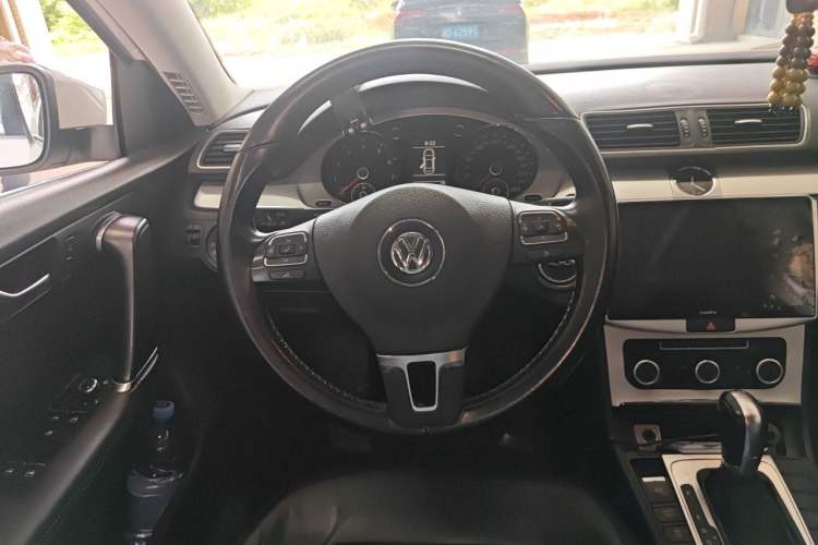 Used Volkswagen Magotan 2012 Revised Version 1.8TSI Leading Edition Steering Wheel