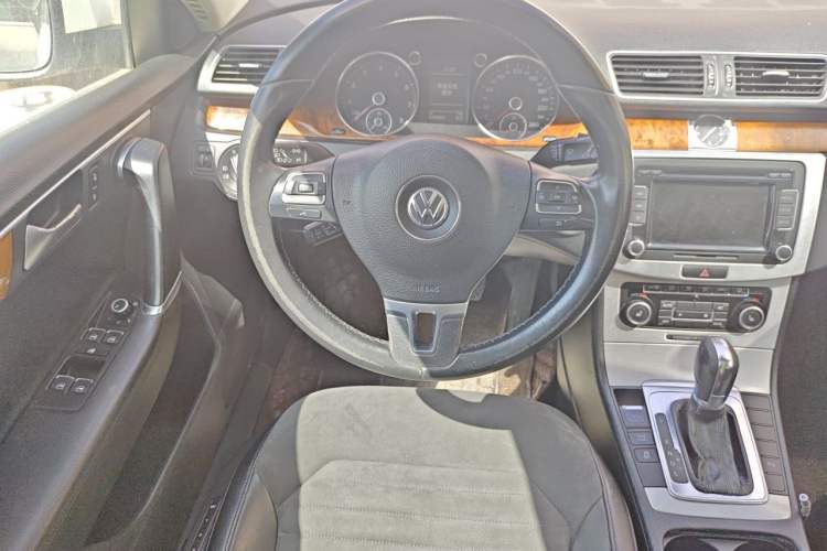Used Volkswagen Magotan 2012 Travel Edition 2.0 TSI Comfort Version Steering Wheel