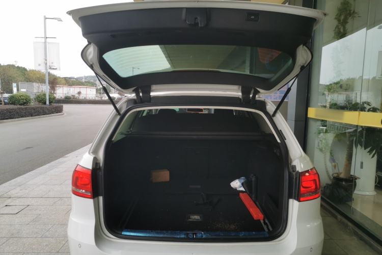 Used Volkswagen Magotan 2012 Travel Edition 2.0 TSI 4x4 Comfort Version Trunk