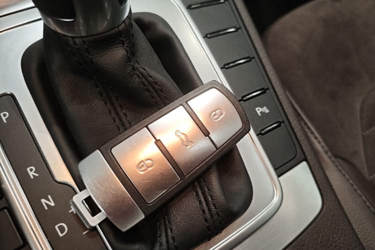 Used Volkswagen Magotan 2012 Travel Edition 2.0 TSI Comfort Version Vehicle Key