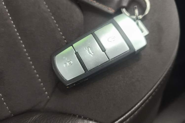 Used Volkswagen Magotan 2012 Travel Edition 2.0 TSI Comfort Version Vehicle Key