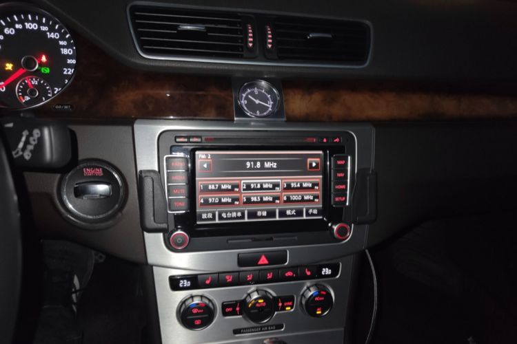 Used Volkswagen Magotan 2012 Travel Edition 2.0 TSI Luxury Version Audio And AC Panel