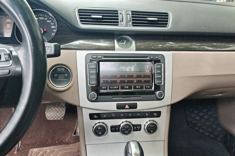 Used Volkswagen Magotan 2012 2.0 TSI Ultimate Edition Audio And AC Panel