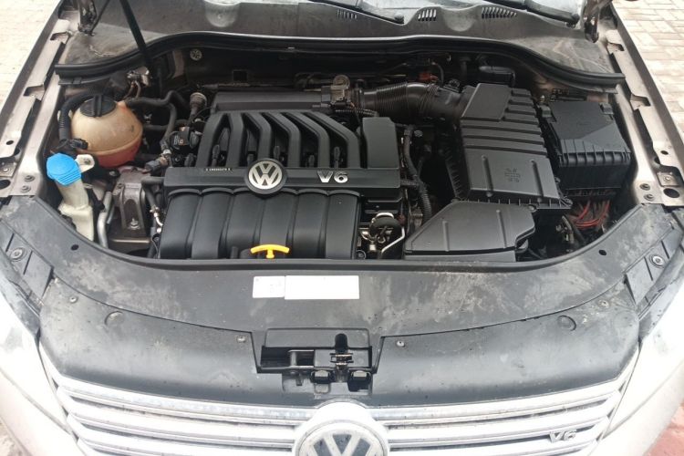 Used Volkswagen Magotan 2012 3.0 FSI Flagship Edition Engine Bay