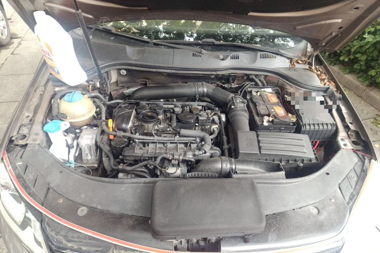 Used Volkswagen Magotan 2012 Revised Version 1.8TSI Leading Edition Engine Bay