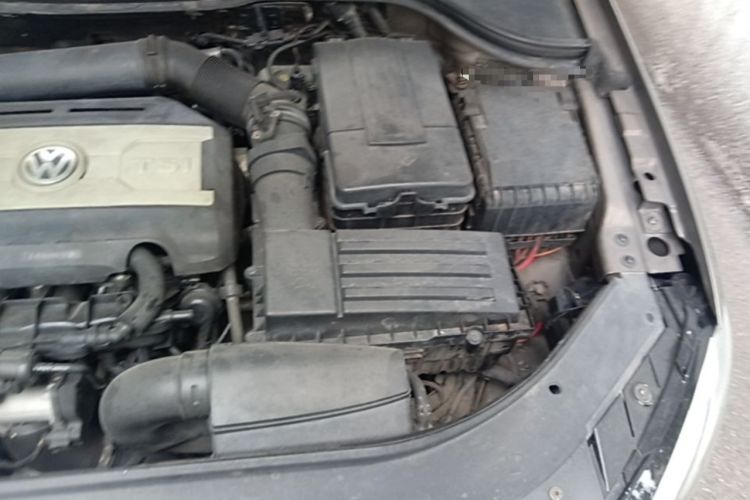 Used Volkswagen Magotan 2012 Revised 1.8TSI Luxury Version Engine Bay Left