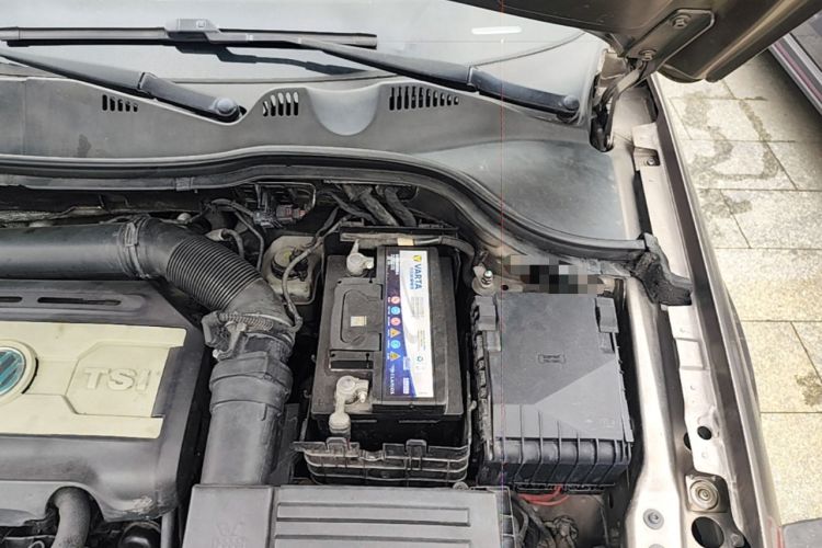 Used Volkswagen Magotan 2012 Revised 1.8TSI Luxury Version Engine Bay Left