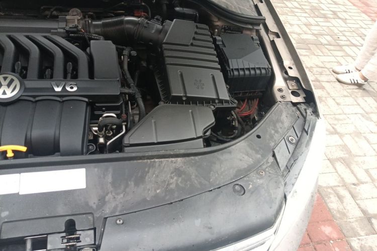 Used Volkswagen Magotan 2012 3.0 FSI Flagship Edition Engine Bay Left