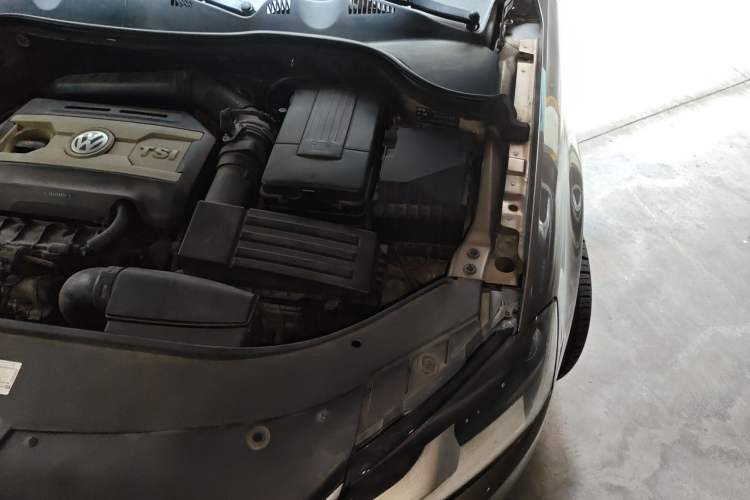 Used Volkswagen Magotan 2012 1.8TSI Comfort Model Engine Bay Left