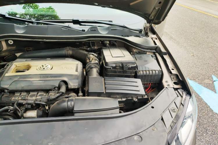 Used Volkswagen Magotan 2012 Revised 1.8TSI Luxury Version Engine Bay Left